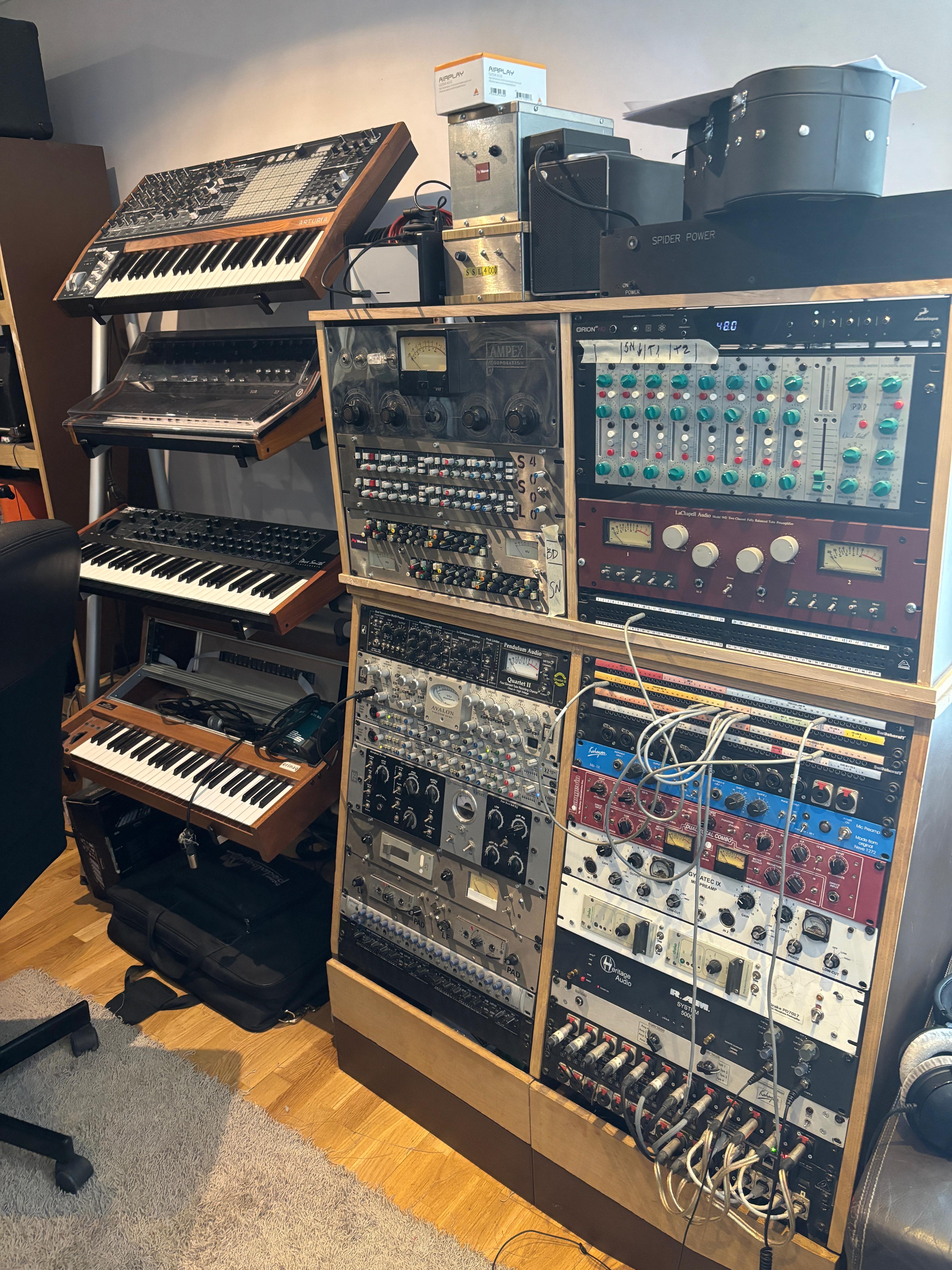 Equipo de estudio con sintetizadores y faders